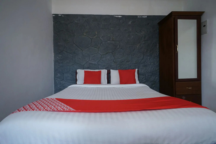 Room 5 of 12