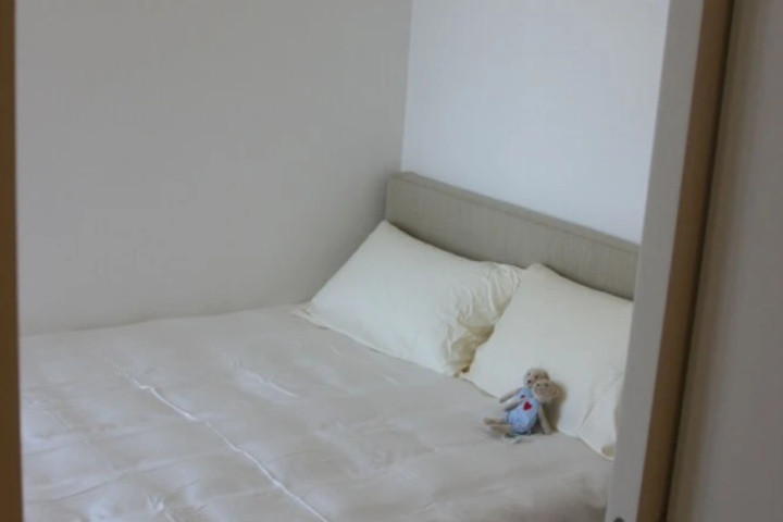 Room 4 of 16