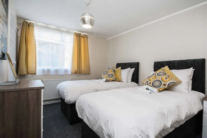 Room 6 of 17
