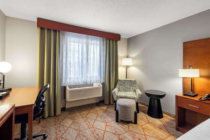 2 Queen Beds Microwave and Refrigerator Full Breakfast (11 of 14)