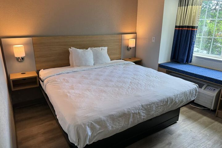 Deluxe King Bed (2 of 6)