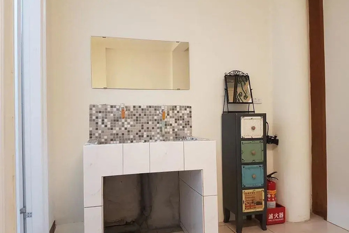 Room 8 of 12