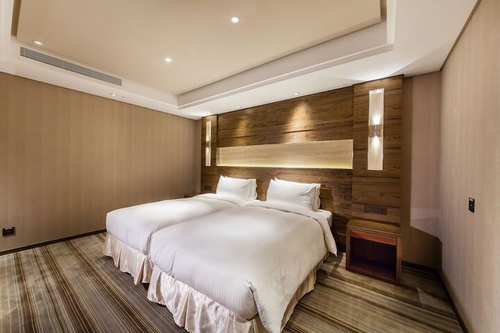 Room 10 of 99