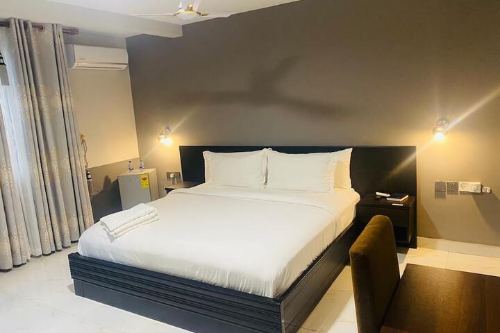 Room 6 of 10