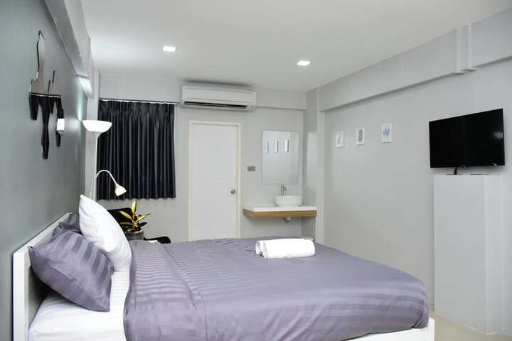 Room 33 of 49
