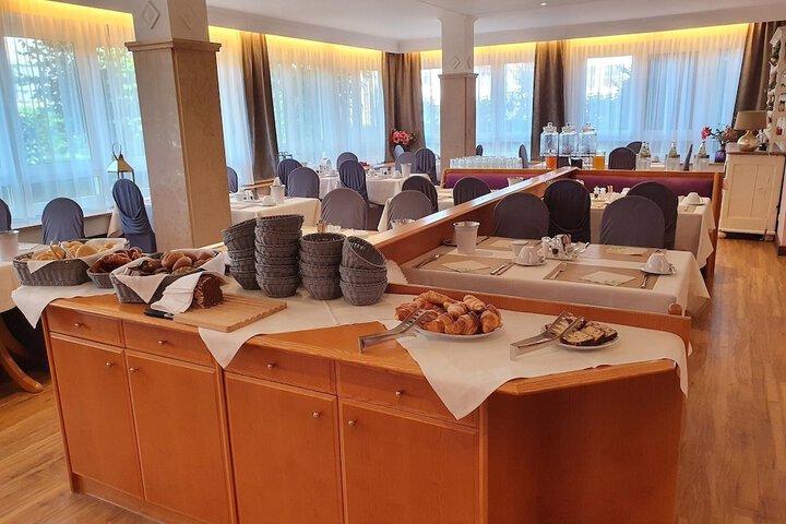 Breakfast/Coffee Service 34 of 48