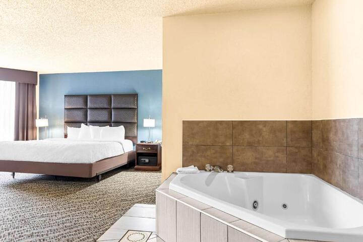 1 King Bed Pillowtop Bed 32 Inch LCD Television Microwave and Refrigerator Full Breakfast (7 of 14)