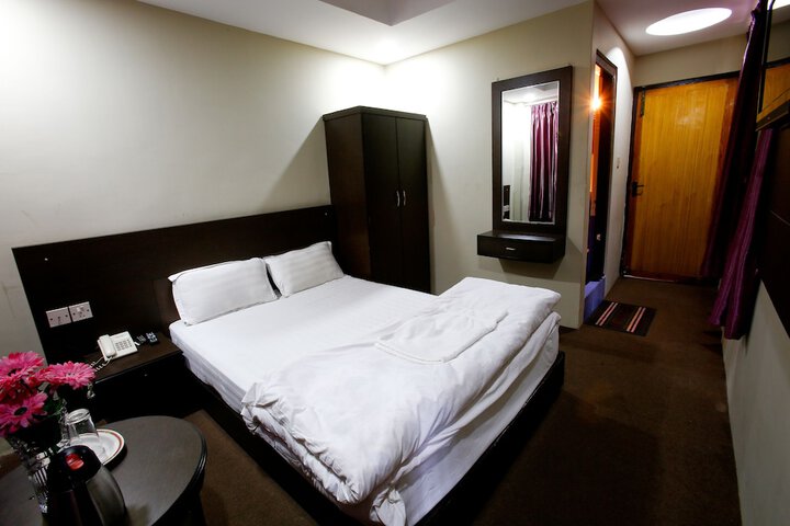Room 9 of 28
