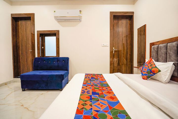 Room 10 of 25