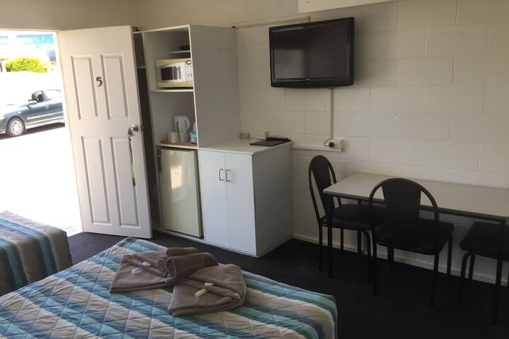 Room 5 of 16