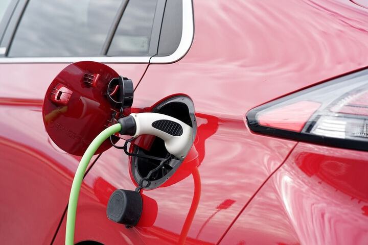 Electric vehicle charging station