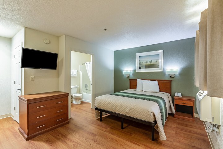 Studio Queen Bed (5 of 5)