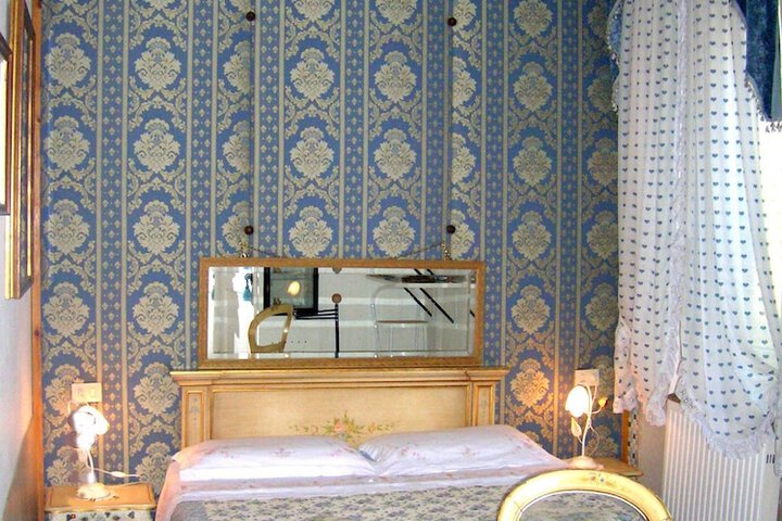 Room 9 of 166