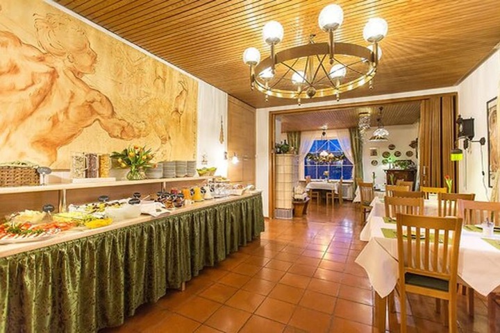 Dining 40 of 62