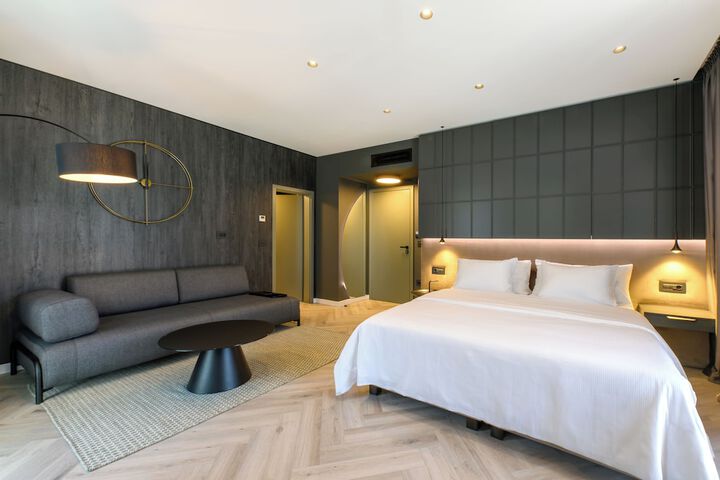 Room 2 of 20