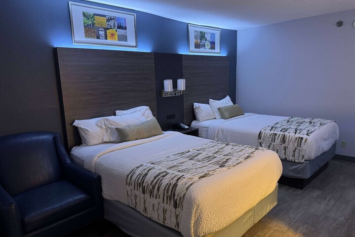 2 Double Beds (12 of 14)