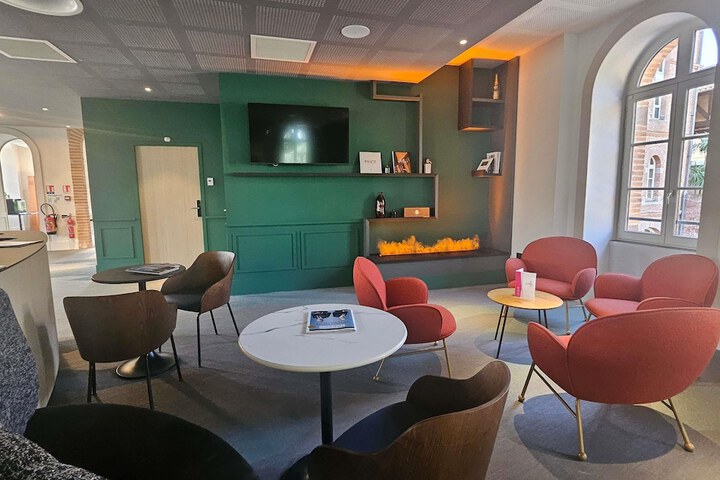Lounge 44 of 49