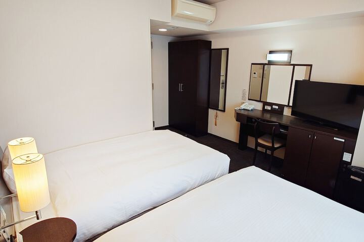 Room 9 of 32