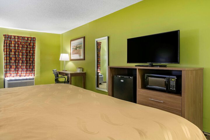 1 King Bed (5 of 14)
