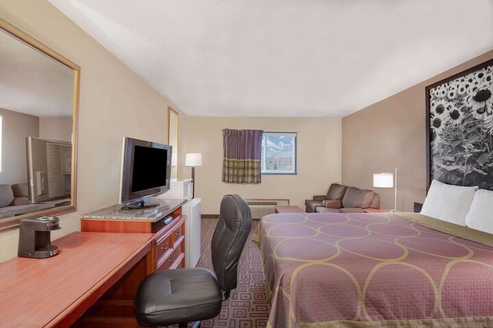 1 Queen Bed (12 of 16)