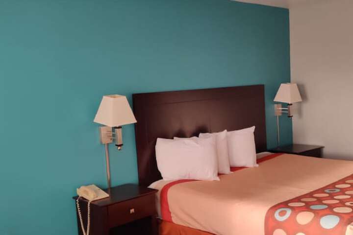 Room 9 of 34