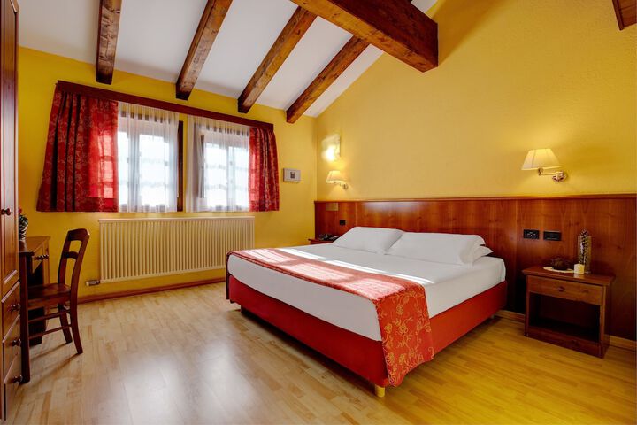 Room 15 of 111