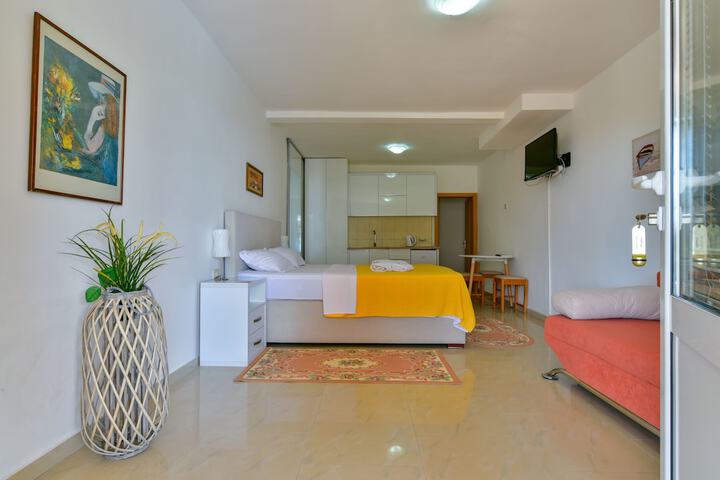Room 5 of 80