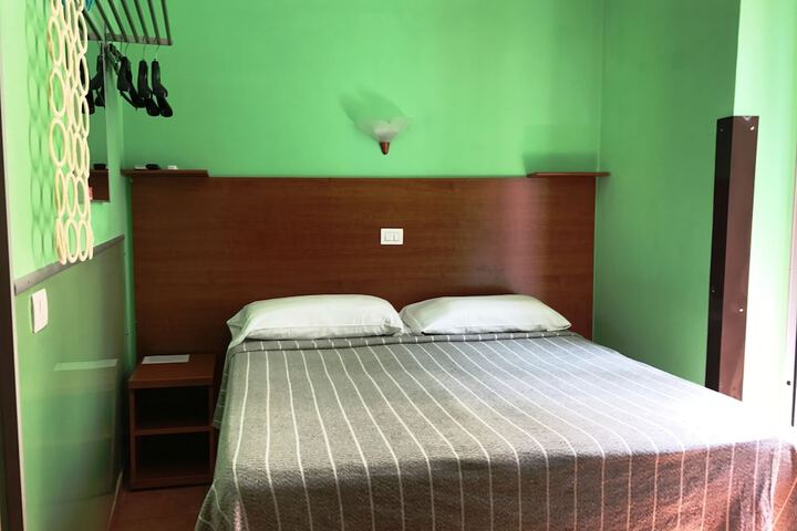 Room 12 of 28