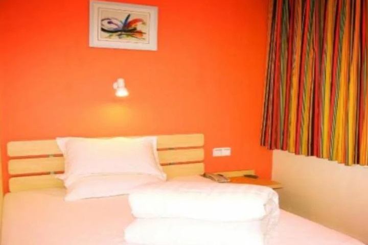 Room 6 of 12