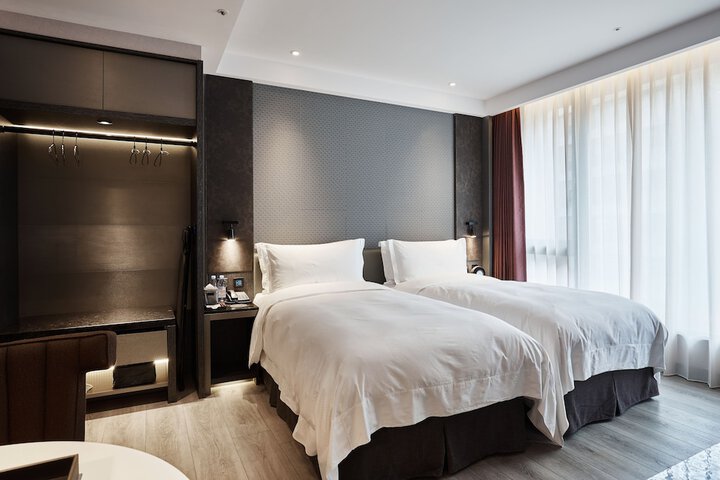 Room 8 of 50