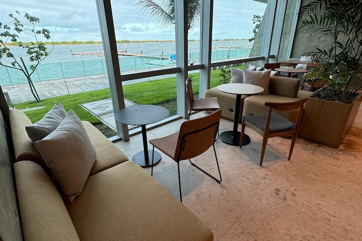 Lounge 207 of 237