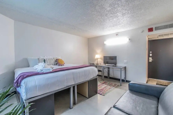 University District Flat + Pool + Gym