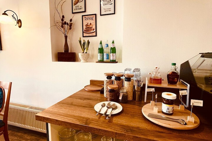 Dining 8 of 19
