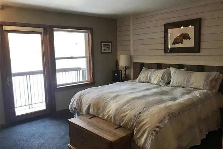 Room 2 of 10