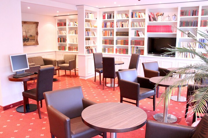 Lounge 60 of 62