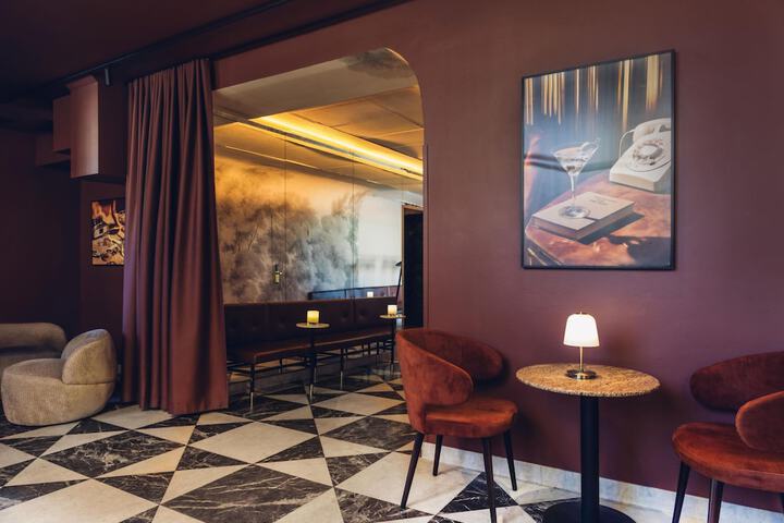 Lounge 110 of 127