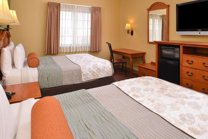 2 Queen Beds (8 of 11)