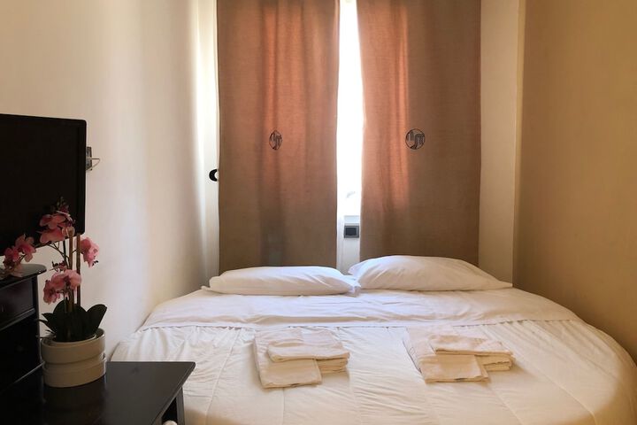 Room 6 of 42