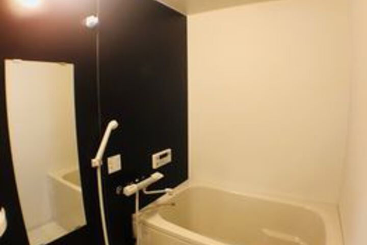 Room 5 of 115