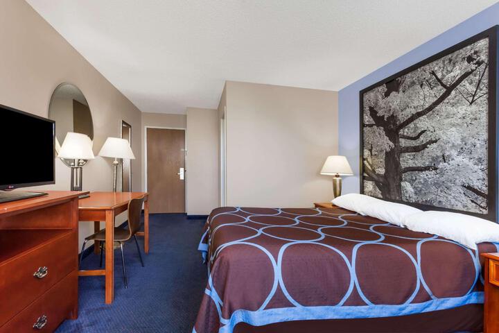 1 Queen Bed (6 of 21)