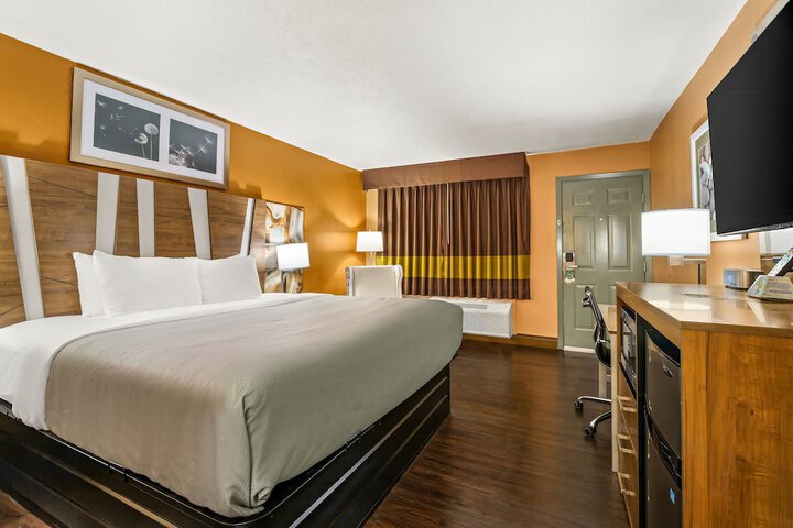 1 King Bed (25 of 30)