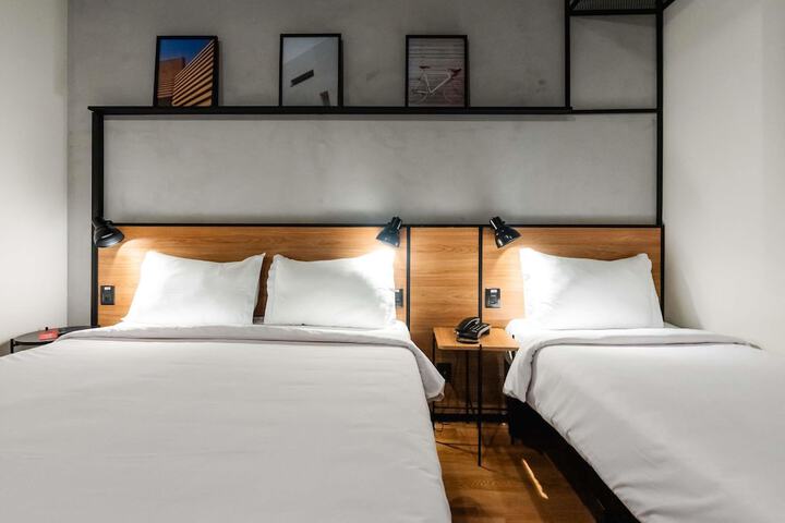 Room 3 of 96