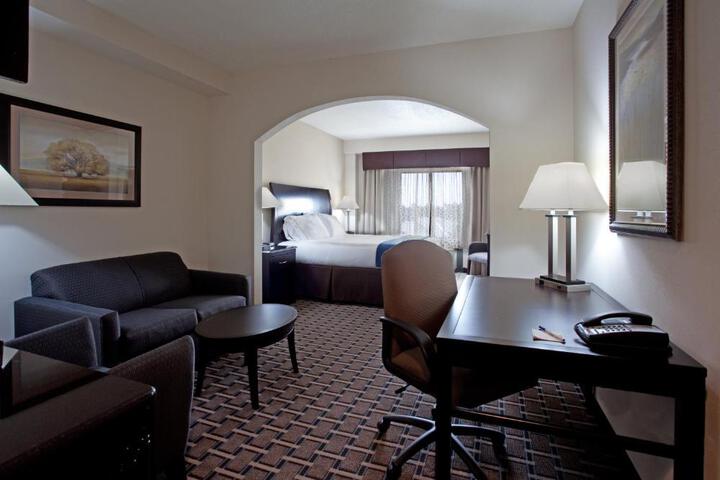 2 Queen Beds (7 of 10)
