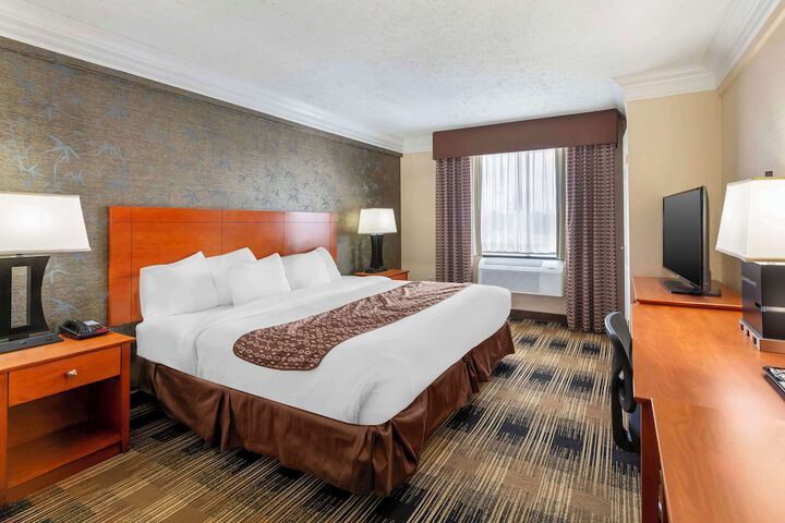 1 King Bed Table and Chairs Refrigerator, Continental Breakfast (2 of 14)