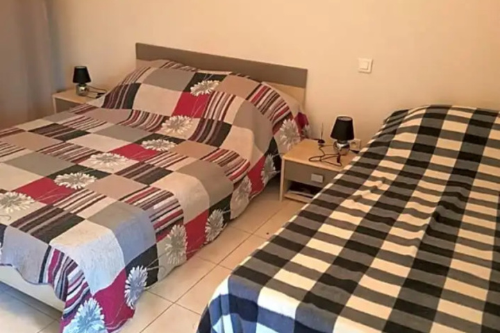 Room 4 of 9