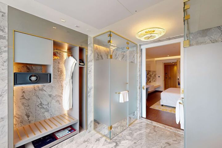 Room 70 of 231