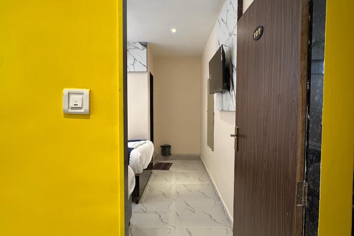 Room 8 of 12