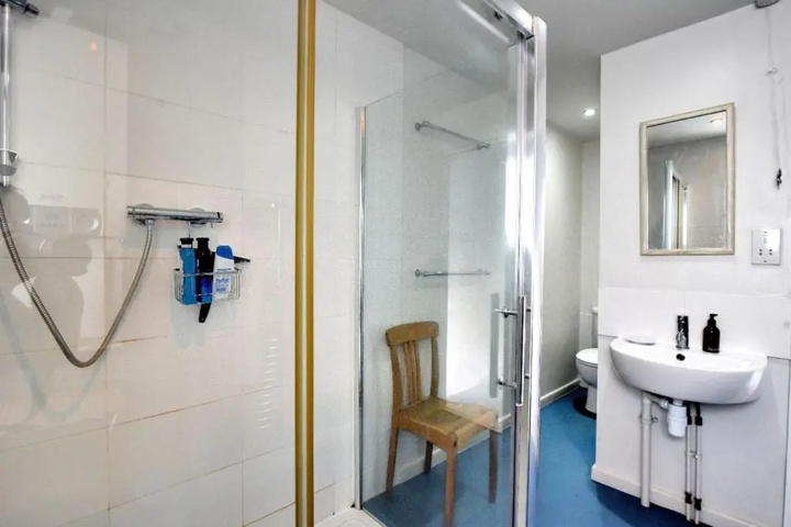 Room 8 of 17