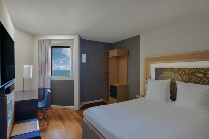 Room 4 of 83