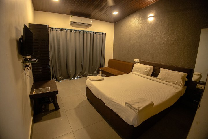 Room 6 of 16